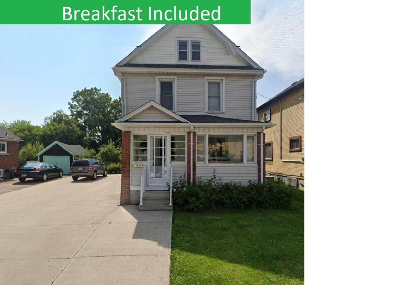 Ultra Close To Clifton Hill And The Falls & Wonderful Free Breakfast Delivered Daily Holiday home Niagara Falls